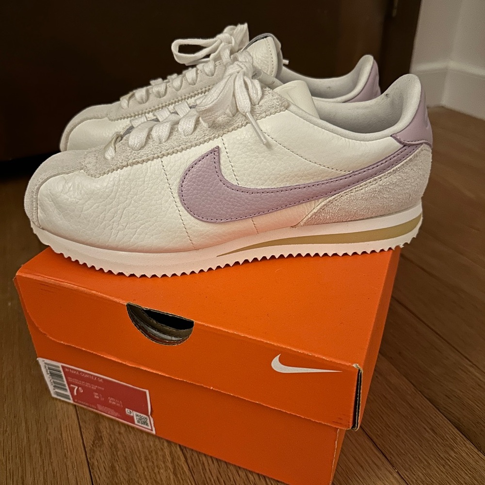 Women’s Nike Cortez SE Sz 7.5